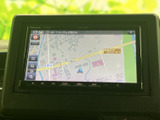 鮮明な地図表示で、目的地まで迷うことなくスムーズなナビゲーション。渋滞情報もリアルタイムで確認でき、最適なルートを提案してくれます。