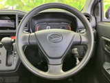 握りやすい形状で、運転中の操作性も良好です。ドライバー視点での操作がしやすく、長距離運転でも疲れにくい設計。快適なドライブをサポートします。