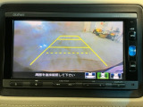 リバースギアに入れるだけで後方の表示へ切り替わります。夜間や雨の日の駐車も楽になりますよ。