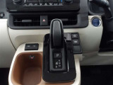 シンプルで操作性の良いフロアシフトです。