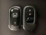 スマートキーを装備しています。鍵を差し込むことなくドアロックの開け閉めと、スタートボタン操作でのエンジンスタートができます。ボタン操作でトランクが開けられる電動テールゲートのボタンもついています。