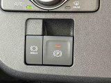 指先だけで簡単に操作が可能です。オートモード(EPBシフト連動機能ON)にした場合は、シフトを[P]レンジにすると自動でパーキングブレーキが作動するので安心です。また、アクセルを踏むと自動的に解除!