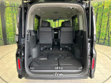 床下収納式のサードシートです。座席部分をコンパクトに収納でき、広大な荷室スペースとしてお使いいただけます!乗車人数や荷物の量など利用シーンに合わせて3列目を有効活用でき、とっても便利♪