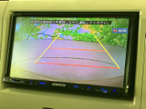 後方確認をサポートするモニター画面が搭載されています。駐車時や狭い道での運転も、より安全に行えます。