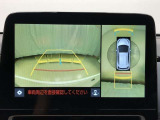 車の全周囲の画像が表示されます。運転席から見づらい個所なども、上空から見たような映像で確認できます。映像のきりかえも出来、後方確認だけでなく大変便利な機能です。