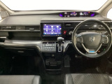 車内は光触媒抗菌消臭施工済です。スタイリッシュなデザインでスポーティなインパネ周りを演出します。グローブボックスやカップホルダーのほかにトレーなどたくさんの収納スペースが付いています。