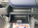 グローブボックスは開口部も大きく、荷物の出し入れもしやすいです。