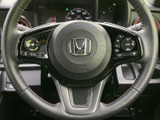 握りやすいステアリングは、運転時の操作性を高めます。オーディオやハンズフリー通話のスイッチも操作しやすい位置に配置されています。