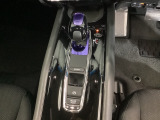 シンプルでとても使いやすいフロアシフトに、パーキングブレーキは、電子制御パーキングブレーキです。