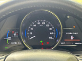 視認性の高いメーター類が、運転に必要な情報をわかりやすく伝達。洗練されたデザインで、ドライバーの視線を惹きつけます。