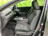 運転席からの視界は良好で、運転操作もスムーズに行えます。快適なドライブをサポートする機能的な空間です。