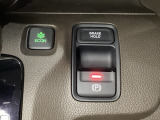 セレクトレバーの右に電子制御パーキングブレーキがあります。スイッチひとつで、停車した地点の傾斜などをシステムが検知・判断してブレーキ力を自動的に制御し、しっかり停車できるパーキングシステムです。