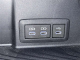 充電用USB端子付き。スマートフォンなどの充電に便利です。