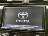 高精細なディスプレイが、ドライブをより快適に。使いやすいインターフェースで、様々な情報をスムーズに確認できます。快適なカーライフをサポートします。