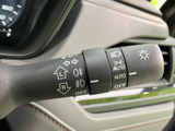 操作しやすい位置に配置されたウインカーレバーで、安全な車線変更をサポート。スムーズな操作で、周囲に意思表示できます。