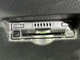 【ETC】有料道路を利用する際に料金所で停止することなく通過できる、ETC車載器(ノンストップ自動料金収受システム機器)が装備されています。セットアップを行うことで利用可能になります。