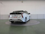 高級車の定番「ダブルウィッシュボーン式」のリヤサスペンションを採用。質感に優れた、心地よい乗車感を実現しています。