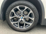 【BMWアロイホイール】軽量かつ強度に拘ったアロイホイール。走行性能ポテンシャルを引き出す設計。タイヤのサイドウォールが強化されたランフラットタイヤは、パンク時にタイヤがつぶれてもリムから外れません。