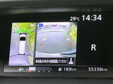 後方確認をサポートし、安全な運転をアシスト。狭い道や駐車時も安心です。運転初心者の方にもおすすめです。視認性の高い画面が特徴です。