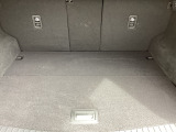 ラゲッジルーム内の凹凸をなくす事でスッキリした広がりを造りだし、荷物がスムーズに出し入れできる気持ちよさ、使い易さを実現!