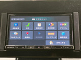 停車中に楽しめるTV機能。オフの時間に、映画や番組を鑑賞できます。長距離移動の待ち時間も快適に過ごせます。