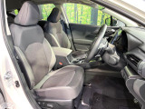 運転席まわりには十分なスペースがあり、大柄な方でもゆったり運転していただける環境です。
