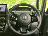 握りやすい形状で、快適なドライビングをサポート。操作性にも優れ、運転の楽しさを向上させます。
