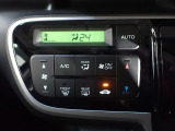 運転席からも手が届きやすく、操作しやすい空調コントロールパネル。オートエアコンなので操作の煩わしさが無くオールシーズン快適にドライブできます。快適空間で運転に集中できますね。