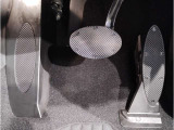 【ペダル】BMWはオルガン式アクセルペダルを採用しています。踏み込む足とペダルが同じ軌跡を描くため、かかとがずれにくく、アクセルコントロールがよりしやすくなるメリットがあります。