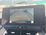 後方確認をサポートするモニター画面。駐車時の安全性向上に貢献します。安全な運転をアシストする頼もしい機能です。