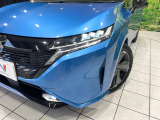 【LEDヘッドライト】悪天候や夜間走行時も良好な視界を確保し安心して運転できる高輝度LEDヘッドライトを装備!点灯速度が早く、消費電力も抑えられています。