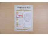 【車両検査証明書】店頭にて、クルマの状態が一目で分かる査証明書を公開中。トヨタ認定検査員が厳しく検査し、状態を点数と図解で表示しています。修復歴はもちろん、傷やヘコミの箇所や程度がご確認いただけます。