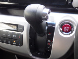 インパネシフトだから視線の移動も少なく足元もスッキリ♪運転席もゆったりしているのでゆとりを持ってドライブできますね!
