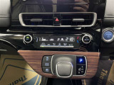 操作しやすいATシフトです♪シフトチェンジを気にしなくていいので運転だけに集中できますね!自然と手に届くところにある、手になじむ形状のシフトノブがいいですね♪