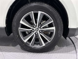 アルミホイールを装備、タイヤサイズは225/60R18です。