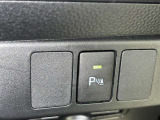コーナーセンサーを車の前後に装備。障害物までの距離に応じて警告音を変えてお知らせ。縦列駐車時や駐車場・車庫などでの取り回しをサポートします。詳細は販売店スタッフまでおたずねください。