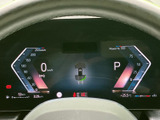 洗練されたデザインのメーターが、運転に集中できる空間を生み出します。必要な情報をすぐに確認でき、安全運転をサポートする機能も充実しています。