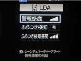 レーンディパーチャーアラートとは車線、又は走路からの逸脱の可能性をブザーにて警告します。