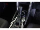 【電動パーキングブレーキ】オートモードのときは、シフトレバーの操作に応じてパーキングブレーキが自動で作動♪