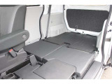 助手席と後席をダイブダウンでたためば限りなくフラットな広い荷室になり、助手席の背もたれは前に閉じればテーブルに。さらに助手席側の前後シートをたたむと、長尺の荷物を載せるスペースが生まれます。