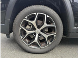 左フロントタイヤ18インチのホイールが装備されています。