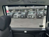 眩しい日差しも軽減してくれる、ロールサンシェードが付いてます。