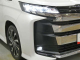 LEDヘッドライトです。デザイン性がよくとても明るいので、夜間の走行や悪天候でも安心です。しかも長寿命!