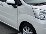 広々とした室内空間は、快適なドライブを約束します。運転席からの視界も良く、運転に集中できます。