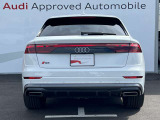 シングルフレームグリルはAudiの象徴的なデザイン要素であり、一目でAudiとわかるスタイル、大きくて迫力のある形状が車のスポーティな印象を強調しており、魅力的なデザインとなっています。
