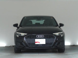 Audiデザインの特徴であるシングルフレームグリルが存在感を主張します。