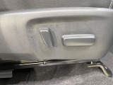 【パワーシート】スイッチ一つで簡単にシートの微調整が可能!電動だから力もいりません!自分に最適なシートポジションにセットして、快適なドライブをお楽しみください。