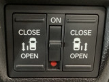 【両側パワースライドドア】両側がパワースライドドアになっており、運転席のスイッチやスマートキーでも開閉が可能です!開口部も広いので乗り降りも楽々♪