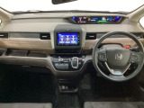 車内は光触媒抗菌消臭施工済です。スタイリッシュなデザインで暖かみのあるインパネ周りを演出します。グローブボックスやカップホルダーのほかにトレーなどたくさんの収納スペースが装備されています。