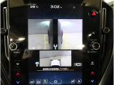 左右のサイドカメラ映像を同時に表示し、車両周囲の死角をしっかりカバー。狭い道や駐車時の接触リスクを減らし、安心して操作できる視界を確保します。